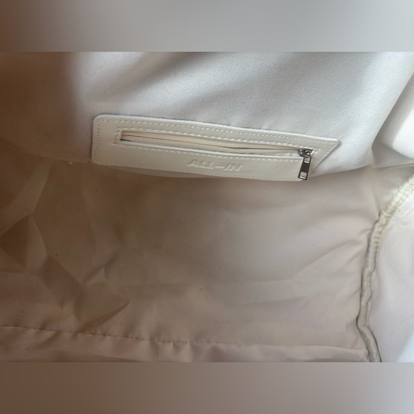 All in Gym bag green and cream
All In Summit 2025 Duffel Bag 1 of 3,000 - Picture 4 of 7